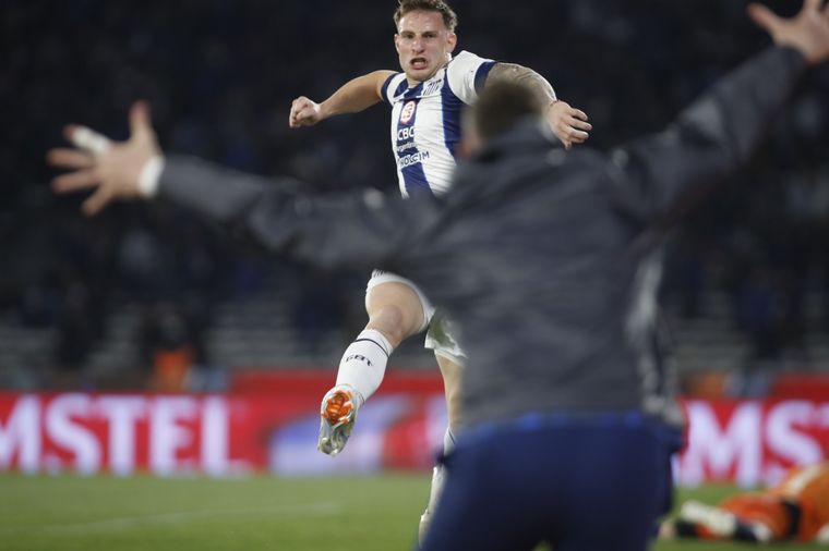 FOTO: Bruno Barticciotto celebra el primer tanto del 