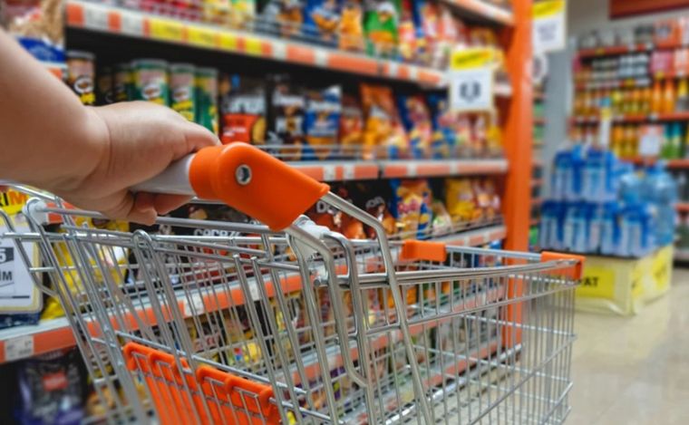 FOTO: Una importante cadena de supermercados anunció que se va del país