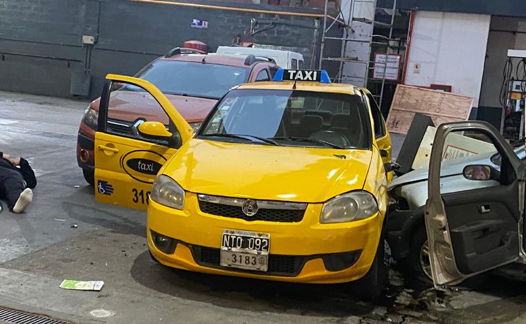 FOTO: Un auto chocó a un taxi en una estación de servicio. (Foto: Emanuel Manitta/Cadena 3)