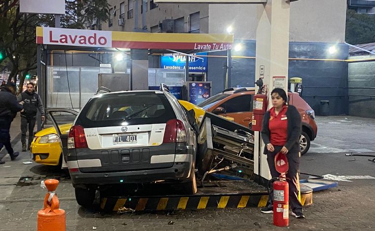 FOTO: Un auto chocó a un taxi en una estación de servicio. (Foto: Emanuel Manitta/Cadena 3)