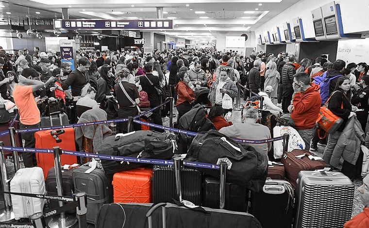 FOTO: Pasajeros esperando la normalización de los vuelos.