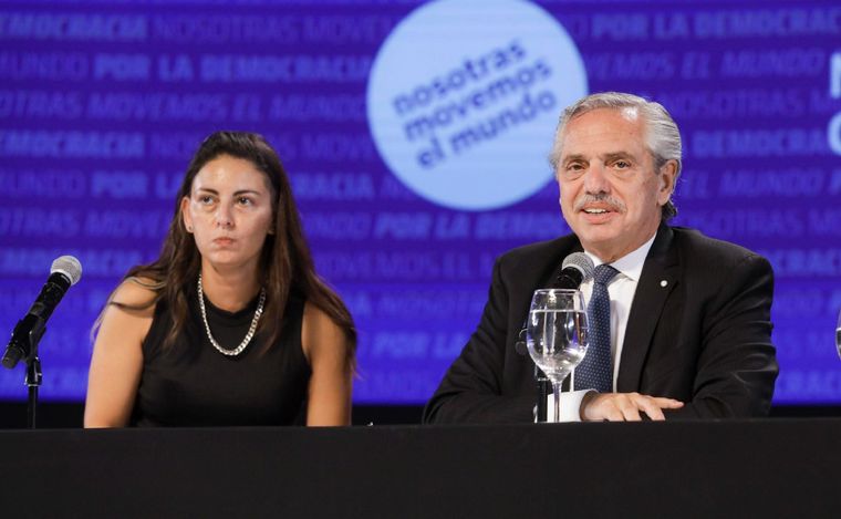 FOTO: La exministra de las Mujeres, Ayelén Mazzina, junto a  Alberto Fernández. (NA)