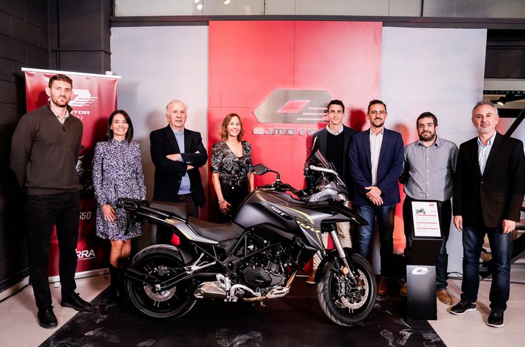 FOTO: Familia Parra inauguró el concesionario oficial de motos QJ Motor