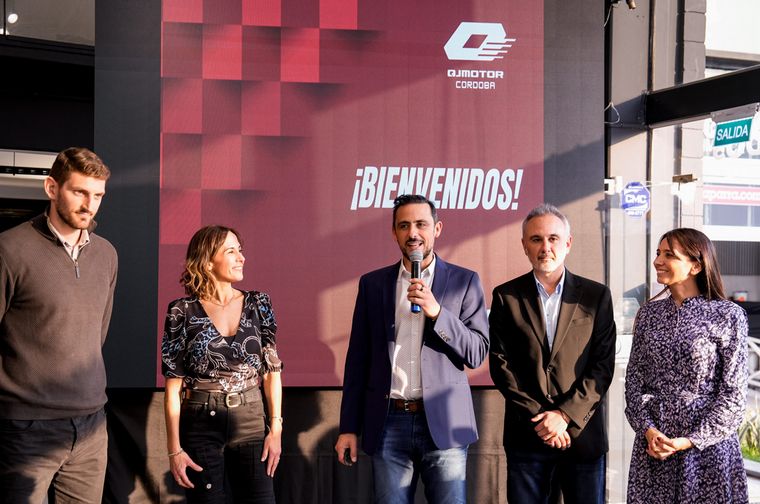 FOTO: Familia Parra inauguró el concesionario oficial de motos QJ Motor