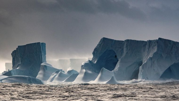 FOTO: Un colosal iceberg se desplaza por el Océano Atlántico tras 30 años sin moverse