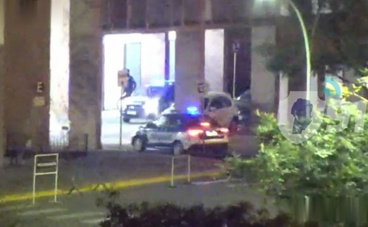 FOTO: El momento en que la Policía traslada a la beba a un hospital. (Captura de video)