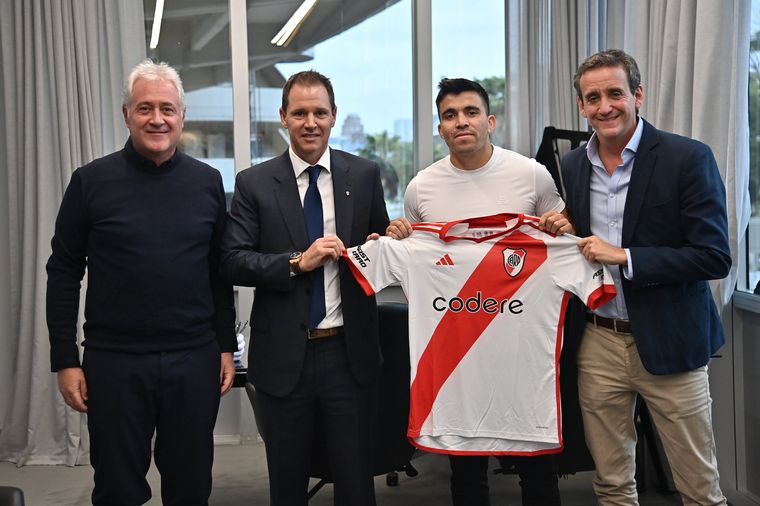 FOTO: River le dio la bienvenida a Acuña. (Foto:@RiverPlate)