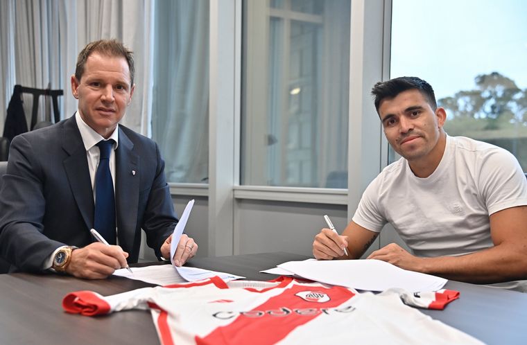 FOTO: River le dio la bienvenida a Acuña. (Foto:@RiverPlate)