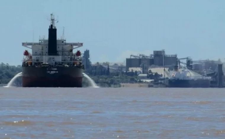 FOTO: La tripulación quedó varada en San Lorenzo por protocolo.