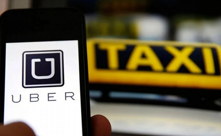 FOTO: Uber y taxis, un enfrentamiento sin fin.