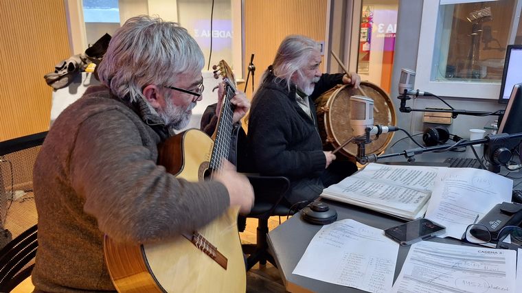 FOTO: El Dúo Coplanacu anticipó la fiesta del Éxodo Jujeño en los estudios de Cadena 3