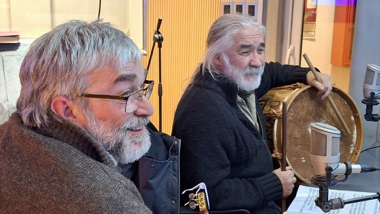 FOTO: El Dúo Coplanacu anticipó la fiesta del Éxodo Jujeño en los estudios de Cadena 3