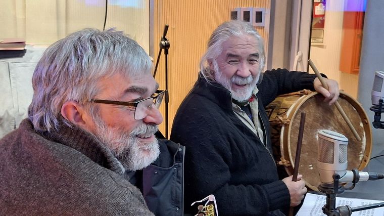 FOTO: El Dúo Coplanacu anticipó la fiesta del Éxodo Jujeño en los estudios de Cadena 3