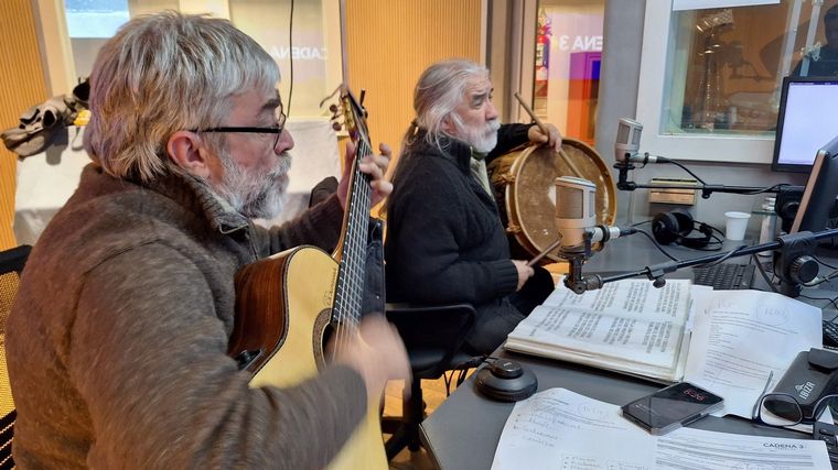 FOTO: El Dúo Coplanacu anticipó la fiesta del Éxodo Jujeño en los estudios de Cadena 3