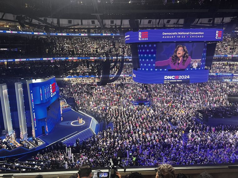 FOTO: La convención demócrata, durante el discurso de Oprah (red X)