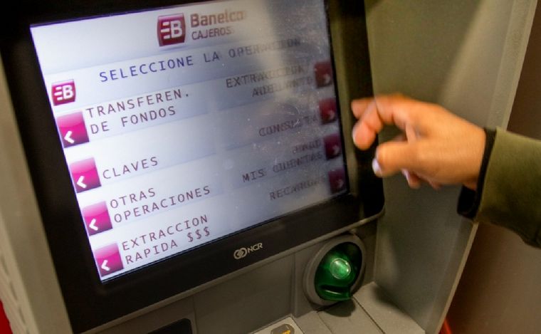 FOTO: Se podrá retirar hasta $60.000 en cajeros automáticos. (Foto: NA)