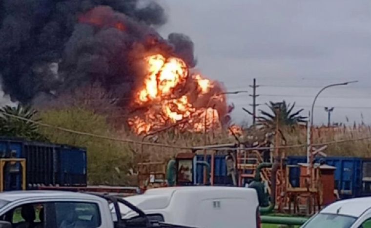 FOTO: Alarma por un incendio en una refinería de YPF en Ensenada. (Foto: captura video)