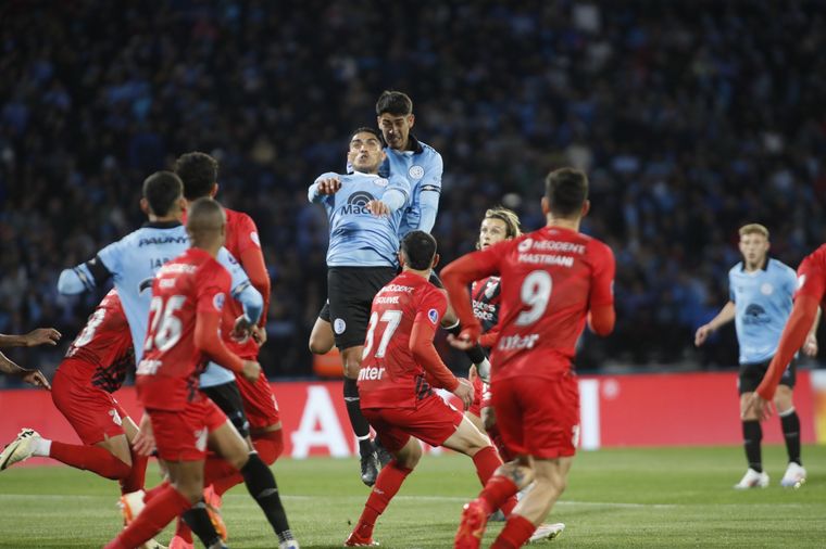 FOTO: Belgrano-Paranaense, un duelo reñido.