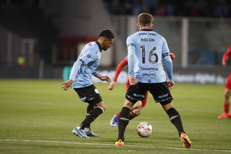 FOTO: Belgrano-Paranaense, un duelo reñido.