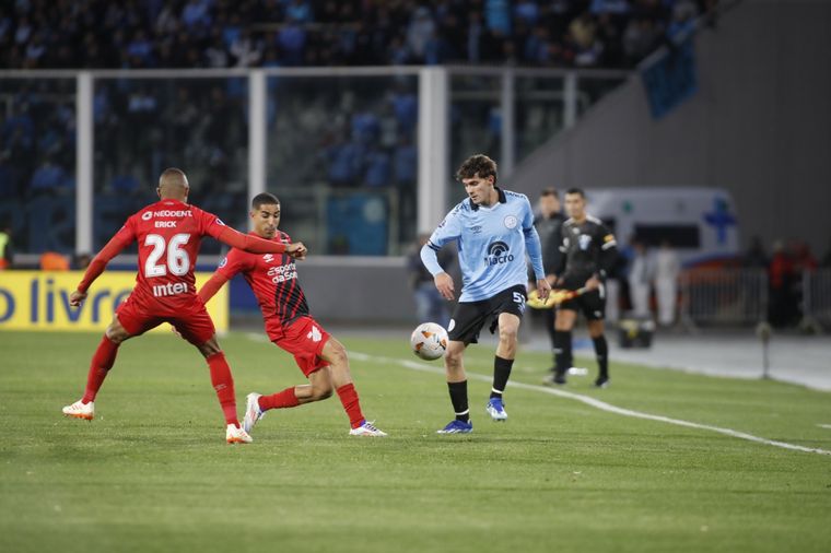 FOTO: Belgrano-Paranaense, un duelo reñido.