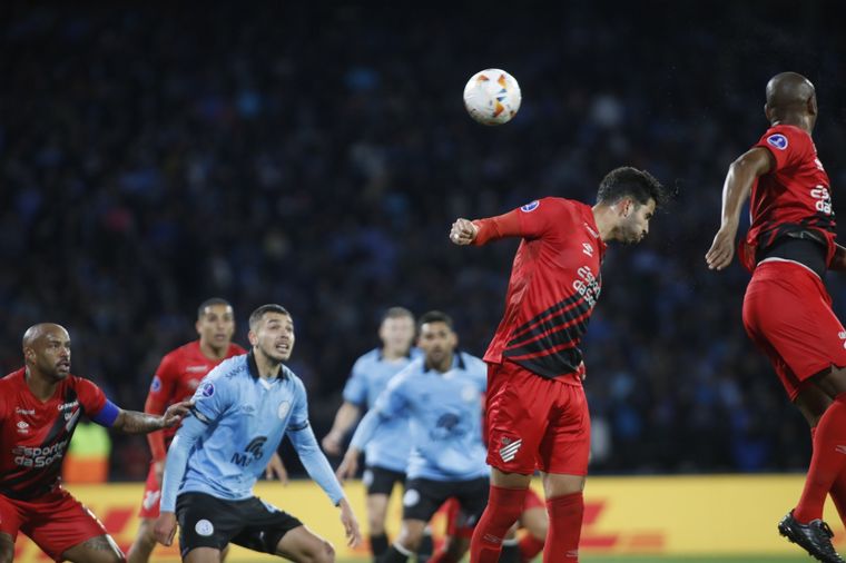 FOTO: Belgrano-Paranaense, un duelo reñido.