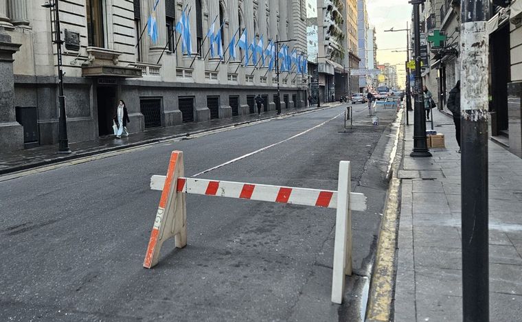 FOTO: Ordenamiento de tránsito en la zona de la Bolsa de Comercio de Rosario (BCR).