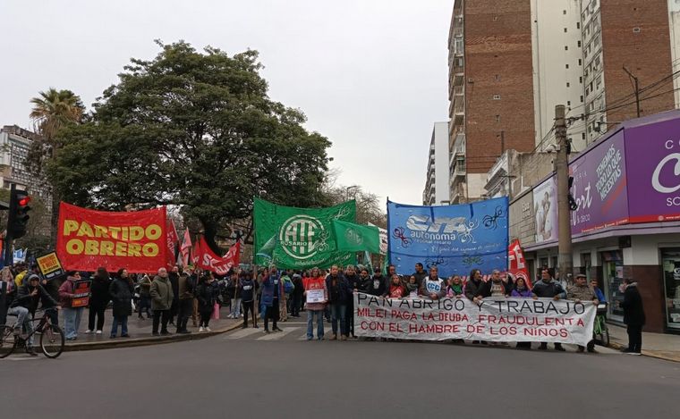 FOTO: Manifestación céntrica con reclamos al gobierno por la visita de Milei.