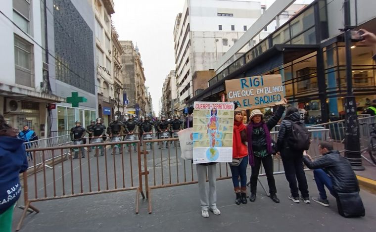 FOTO: Manifestación céntrica con reclamos al gobierno por la visita de Milei.