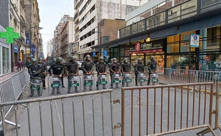 FOTO: Manifestación céntrica con reclamos al gobierno por la visita de Milei.