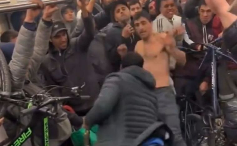 FOTO: La pelea en el tren se viralizó en las redes. (Foto:Captura)