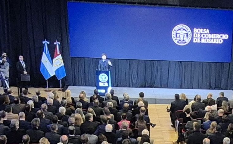 FOTO: Javier Milei disertó en la Bolsa de Comercio de Rosario. 