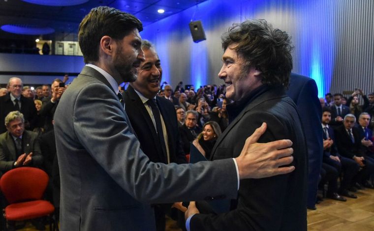 FOTO: Milei, Pullaro y Javkin, en la Bolsa de Comercio de Rosario.