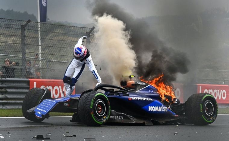 FOTO: Sargeant salta del Williams tras golpearse en la curva 3 del Zandvoort