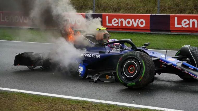 FOTO: El piloto norteamericano Logan Sargeant perdió el control del vehículo y se estrelló.