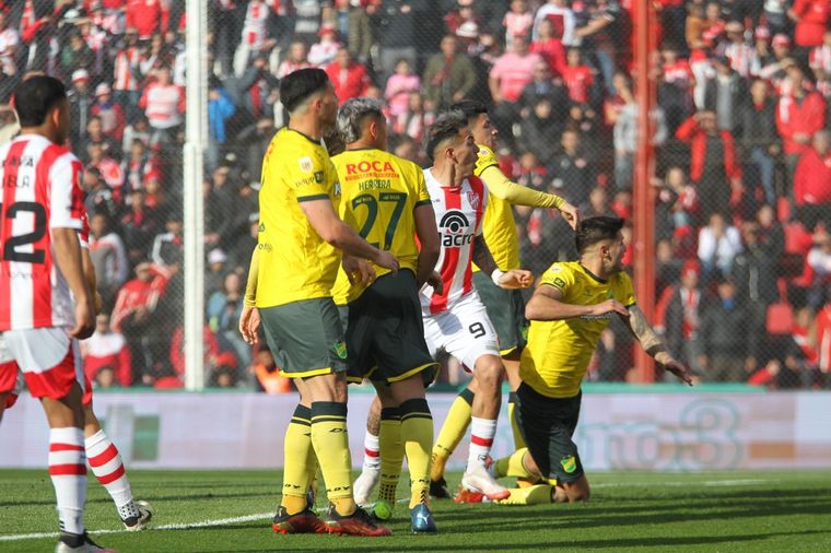 FOTO: Instituto recibe a Defensa en Alta Córdoba. 