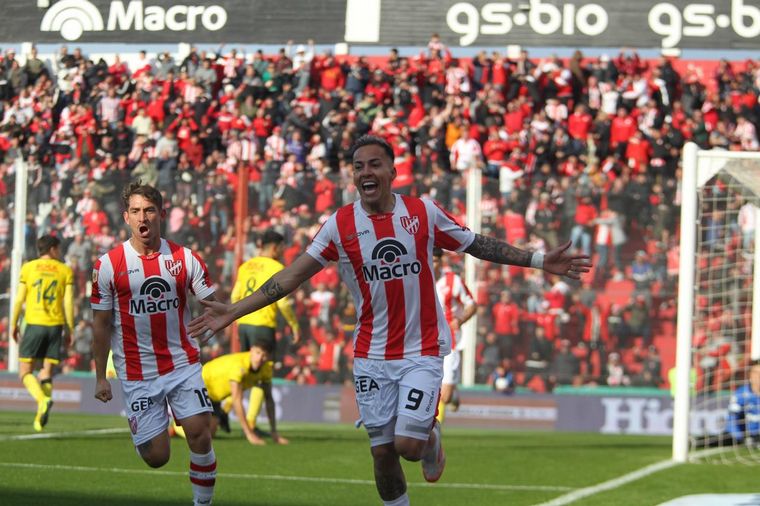 FOTO: Instituto recibe a Defensa en Alta Córdoba. 