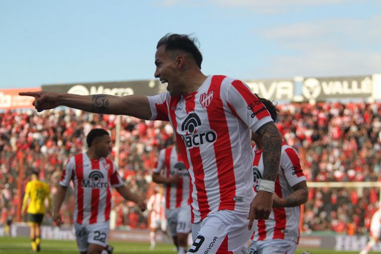 FOTO: Instituto recibe a Defensa en Alta Córdoba. 