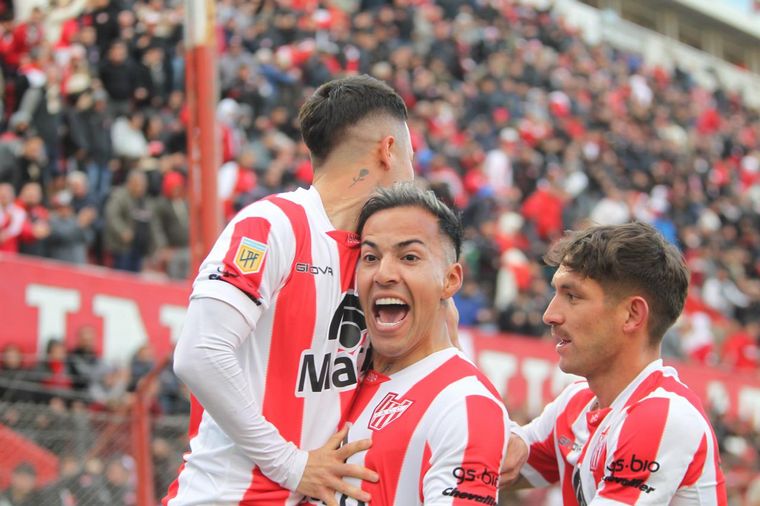 FOTO: Instituto recibe a Defensa en Alta Córdoba. 