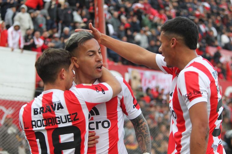 FOTO: Instituto recibe a Defensa en Alta Córdoba. 