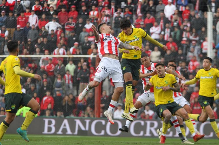 FOTO: Instituto recibe a Defensa en Alta Córdoba. 