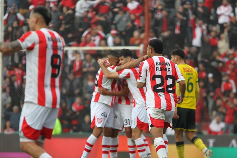 FOTO: Instituto recibe a Defensa en Alta Córdoba. 