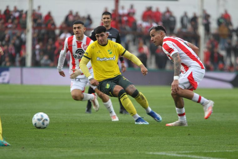 FOTO: Instituto recibe a Defensa en Alta Córdoba. 