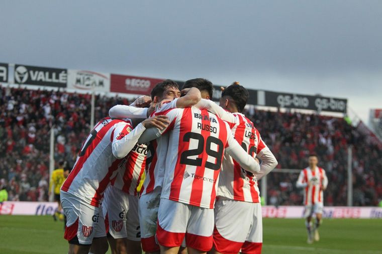 FOTO: Instituto goleó a Defensa y Justicia en Alta Córdoba. 