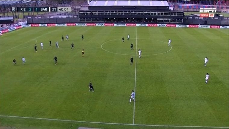 FOTO: Riestra, con 12 jugadores en la cancha. (Foto: captura ESPN)