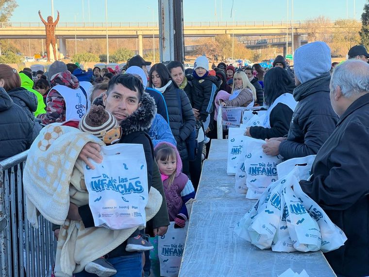 FOTO: Los primeros niños que llegan al Kempes reciben sus juguetes.