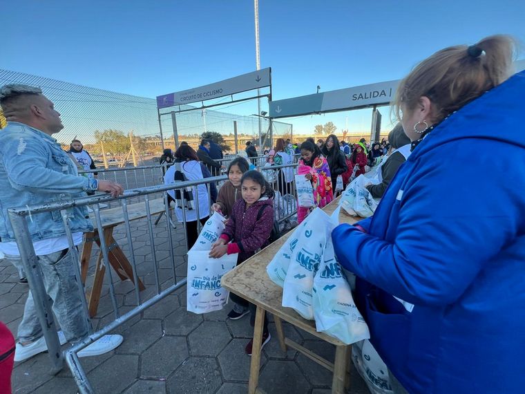 FOTO: Los primeros niños que llegan al Kempes reciben sus juguetes.