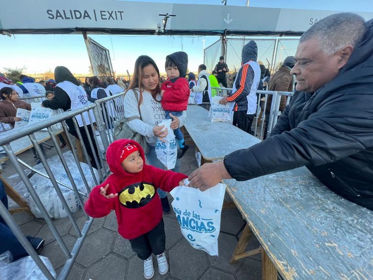 FOTO: Los primeros niños que llegan al Kempes reciben sus juguetes.