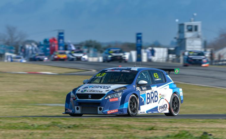 FOTO: Cardoso aplastó en la Carrera 1 de Mercedes