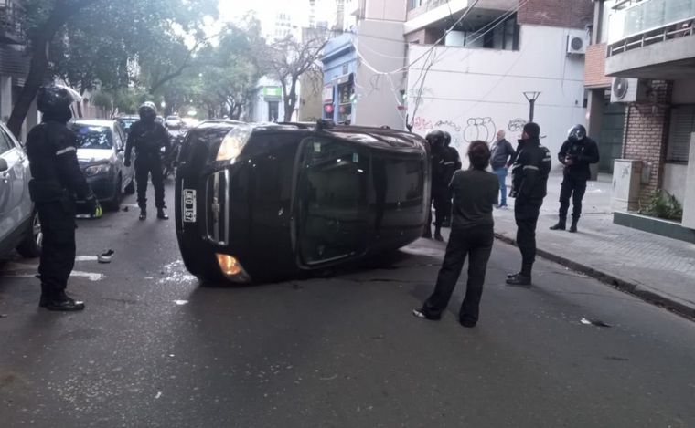 FOTO: El coche terminó volcado sobre calle Urquiza. 