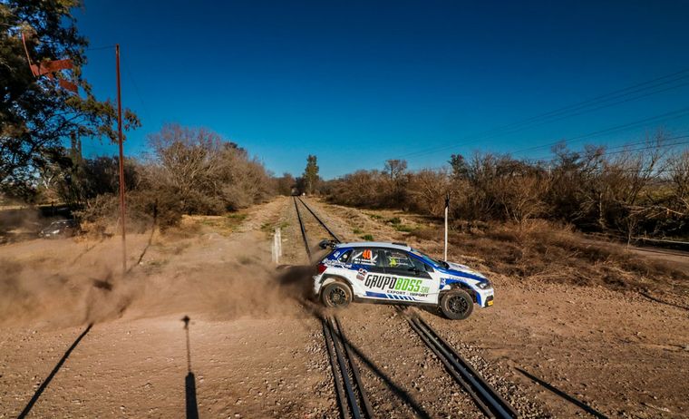 FOTO: Hernán Echeverría con VW Polo, ganadores en Maxi Rally